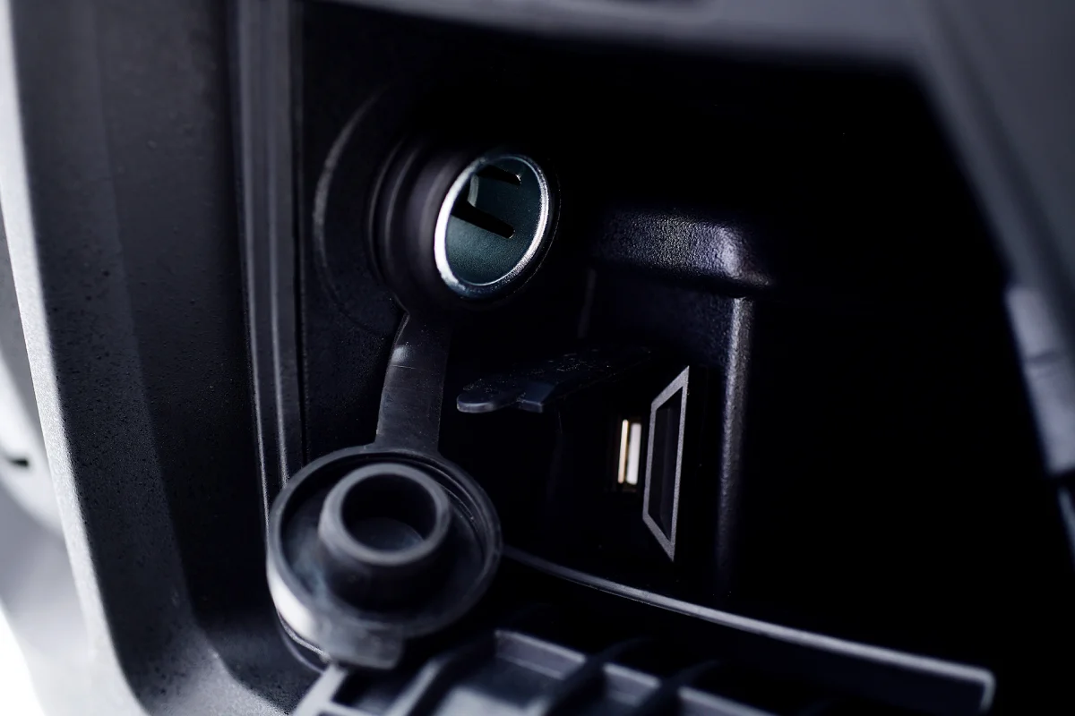 USB-разъем и розетка 12 Вольт